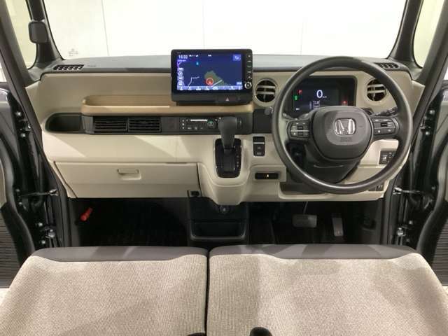 車内は光触媒抗菌消臭施工済です。スタイリッシュなデザインで暖かみのあるインパネ周りを演出します。グローブボックスやカップホルダーのほかにトレーなどたくさんの収納スペースが装備されています。