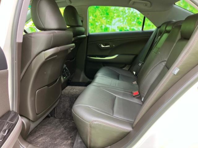 WECARSでは各商談席に大型モニターをご用意しております！見やすい大画面でゆったりと全国の在庫をご覧いただけます！是非ご来店お待ちしております！