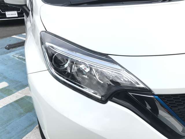 LEDヘッドライトは明るく暗い道も安心です。　ハイビームはハロゲンです。