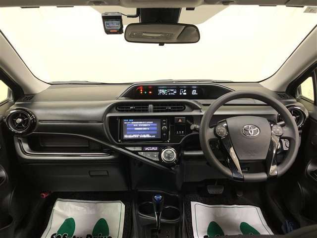 車体の重心を下げ、エンジンなどの重量物をできるだけ車体の中央に寄せることで、高度な操縦安定性を実現！ハイブリッドカーの特性である静粛性も向上させています！