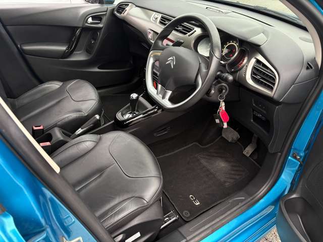 車内で一番汚れる運転席もご覧いただいた通り綺麗な状態です♪シートリフターで目線の高さを変えられるので女性でも運転しやすいお車です♪足元のマットも破れや等なく綺麗な状態です。もちろん全席装備です♪