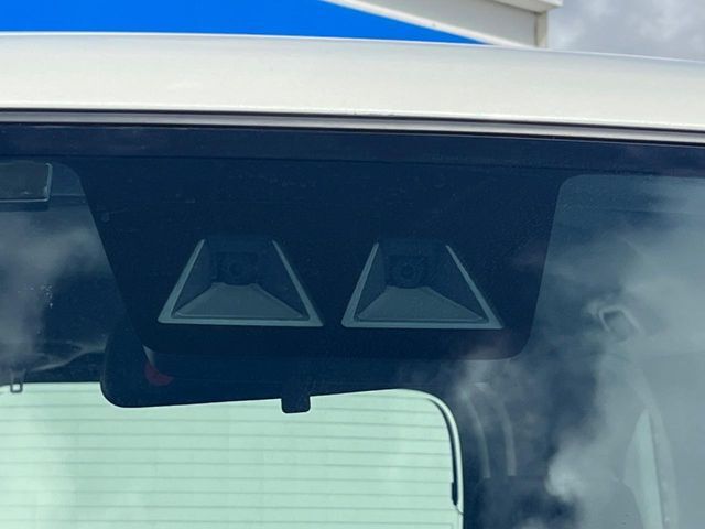 【スマートアシスト】走行中に前方の車両等を認識し、衝突しそうな時は警報とブレーキで衝突回避と被害軽減をアシスト。より安全にドライブをお楽しみいただけます。