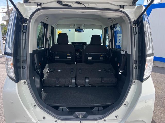 積み下ろしのしやすいデッキにはたっぷりと荷物を積み込んでいただけます。遊びから仕事まで、様々なシーンで頼れます♪