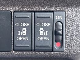 【両側パワースライドドア】スマートキーや運転席のスイッチで後席両側スライドドアの開閉が可能♪電動だから力を入れてドアを開ける必要が無く、小さなお子様でも簡単に開け閉めでき快適です♪