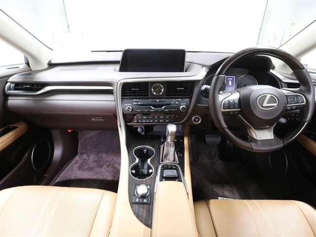 上質で落ち着いた印象のインパネ。視界も広々で運転しやすいです。