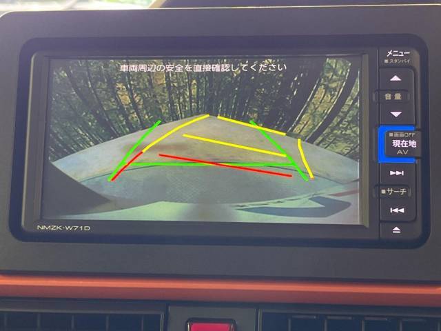 【バックカメラ】駐車時に後方がリアルタイム映像で確認できます。大型商業施設や立体駐車場での駐車時や、夜間のバック時に大活躍！運転スキルに関わらず、今や必須となった装備のひとつです！