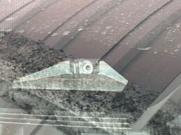 【トヨタセーフティセンス】走行中に前方の車両等を認識し、衝突しそうな時は警報とブレーキで衝突回避と被害軽減をアシスト。より安全にドライブをお楽しみいただけます。