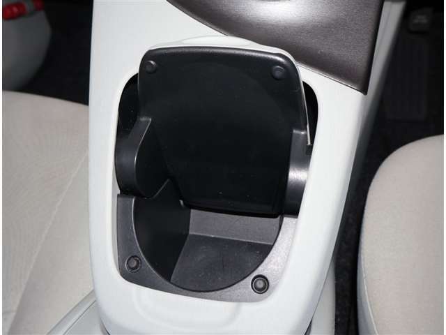 ドリンクホルダーがついてて助かりますね！