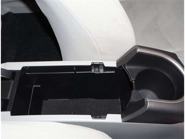 ドリンクホルダーがついてて助かりますね！