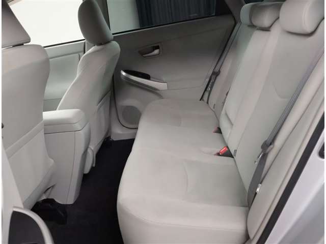 リアシートは可倒式になっていますので、長いお荷物も収納できます！！