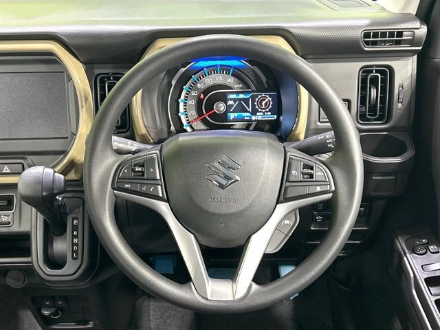 インテリアに合わせたデザインのステアリングは、運転される方のことも考え、運転しやすい形状、大きさです。是非一度、実際に触ってお確かめください。