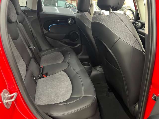 リアシートは、三人乗りでフロントシートと同様の仕様でございます。