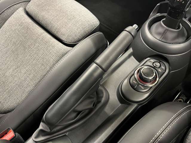 サイドブレーキも綺麗な状態でございます。