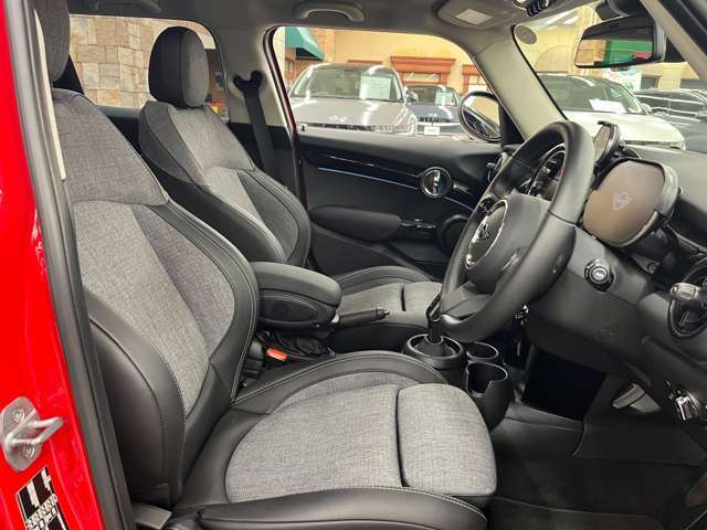 グレーとブラックのハーフ革シート仕様でございます。