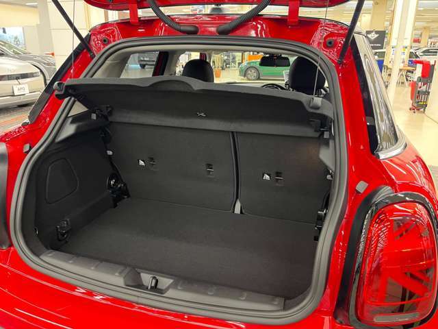 ラゲッジルームでございます。日常に支障のないスペースを確保しております。