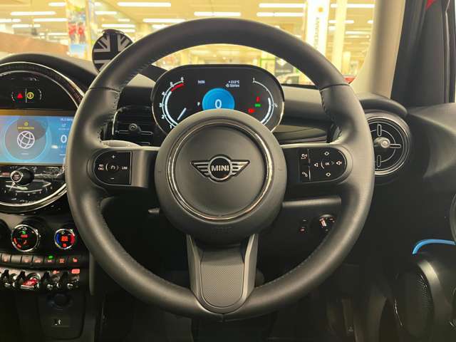 レザーステアリングを装備しております。高級感がありますね☆