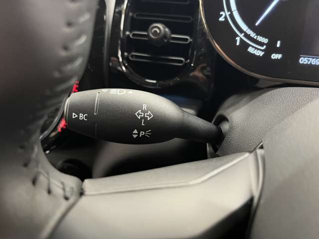 ステアリング左側のレバーでウインカー操作が可能です。