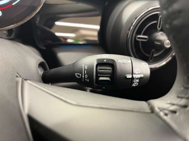 ステアリング右側のレバーでオートワイパーの操作が可能です。