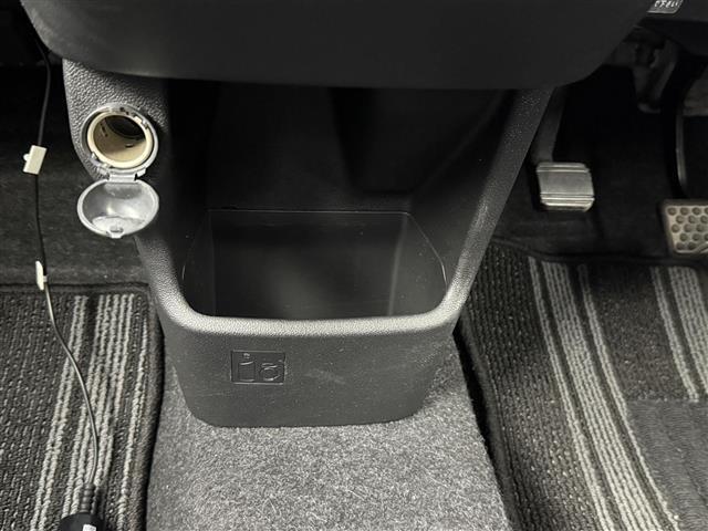 【アクセルブレーキ】『アクセルブレーキ周辺』の画像になります。写真の内容に関してご不明点、ご質問等がございましたらお気軽にガリバー店舗までお問い合わせください。