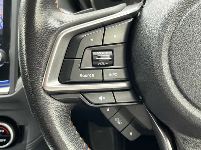 【ステアリングスイッチ】オーディオのボリュームの調節や、ラジオのチャンネルの変更、電話の受け取りなどを可能にします。運転中に目線を下げずに操作可能です。
