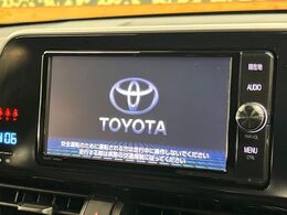 【純正ナビ】人気の純正ナビを装備しております。ナビの使いやすさはもちろん、オーディオ機能も充実！キャンプや旅行はもちろん、通勤や買い物など普段のドライブも楽しくなるはず♪