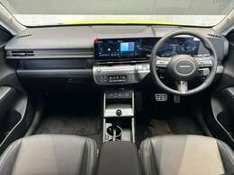 ワイドな前後のシームレスホライゾンランプや表情豊かなサイドキャラクターライン、そしてHyundai　EVのアイデンティティを表現するピクセルグラフィックを散りばめた個性的なディテールコンパクトSUV