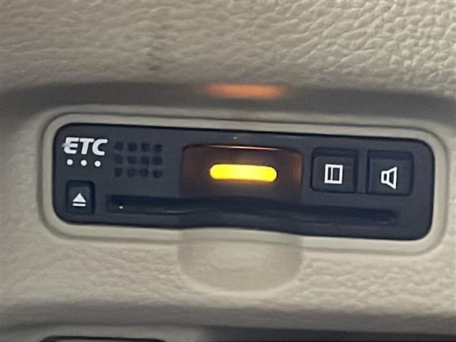 【ETC】有料道路を利用する際に料金所で停止することなく通過できる、ETC車載器（ノンストップ自動料金収受システム機器）が装備されています。セットアップを行うことで利用可能になります。