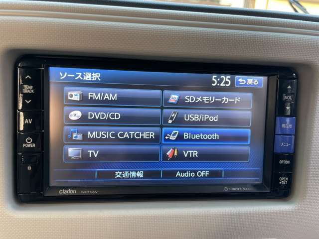 テレビはフルセグなのでキレイな画像で楽しめます。DVDの再生やBluetooth接続も可能です。