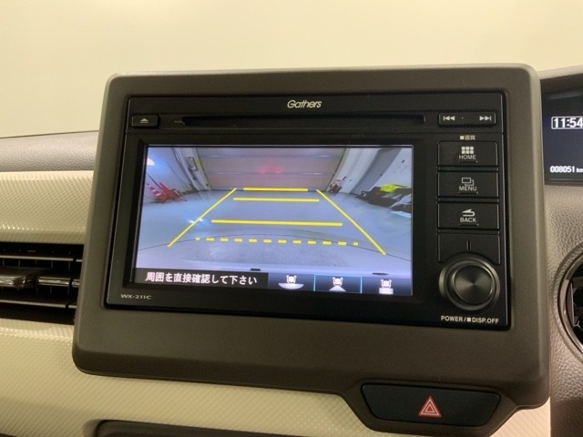 リバースギアに入れるだけで後方の表示へ切り替わります。夜間や雨の日の駐車も楽になりますよ。