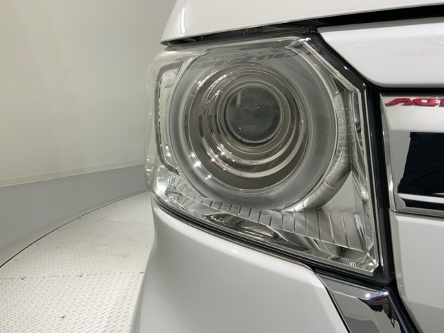 LEDヘッドライトは、点灯の瞬間から最大光量を発揮し、突然暗くなるトンネルなどでの安定感を高めます。