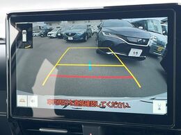 【バックカメラ】駐車時に後方がリアルタイム映像で確認できます。大型商業施設や立体駐車場での駐車時や、夜間のバック時に大活躍！運転スキルに関わらず、今や必須となった装備のひとつです！