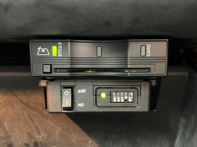 今や必須装備となった、高速道路の料金所をキャッシュレスでスムースに通過できるETCが装着済みです。