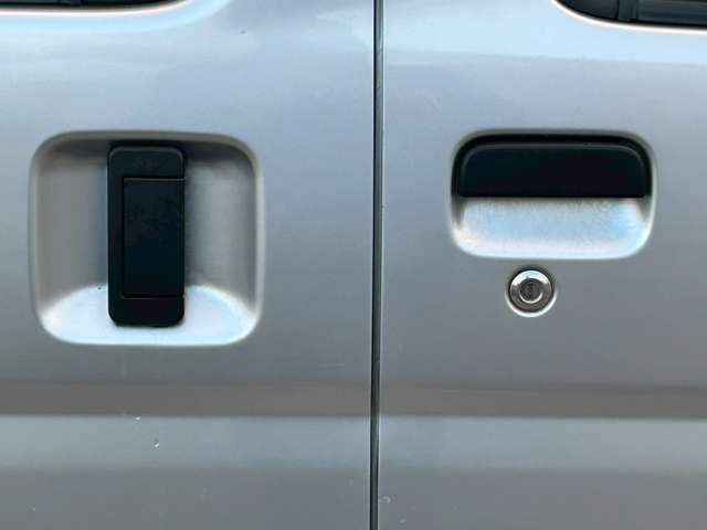 お車の状態は内外装共にとても綺麗な状態を保っておりますので私共でも自信を持ってお薦め出来る1台です！！同年式のお車と比べますと、大事にお乗りだった事を実感して頂けるはずです♪