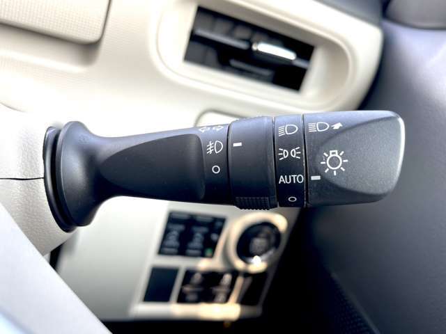 「オートライト」　暗くなると自動でライトが点灯し、安全運転を手助け！