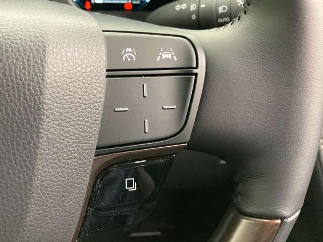 前方の車との車間を設定し、スピードを上げたり緩めたりを自動で行ってくれる追尾式の「レーダークルーズ」。上級装備の一つです！高級車にしかつかない嬉しい機能です。