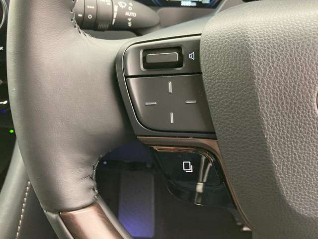 運転中、オーディオの操作をしてて、ハッとしたことはありませんか？ステアリングスイッチは、運転中でもハンドルでオーディオの操作が可能です。安全なドライブをサポートします。