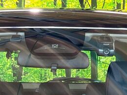 【ホンダセンシング】走行中に前方の車両等を認識し、衝突しそうな時は警報とブレーキで衝突回避と被害軽減をアシスト。より安全にドライブをお楽しみいただけます。