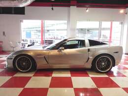 軽量ボディにパワフルなLS7を搭載し、まさにロードゴーイングレーサーと呼ばれるに相応しいモデルです。