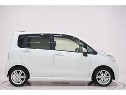 県内13店舗にて常時500台以上ダイハツ車を展示中です。見て、触って、納得のいく一台をぜひ見つけてください。