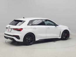 「Audi quattro」をイメージしたブリスターフェンダー、彫刻的な凹面形状のドアパネル