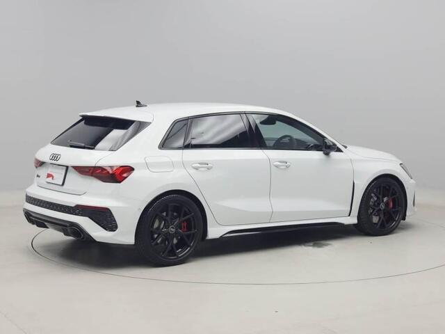 「Audi quattro」をイメージしたブリスターフェンダー、彫刻的な凹面形状のドアパネル