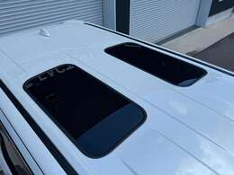 【パノラマルーフ】開放感たっぷりのパノラマルーフが装着されています！車内に明かりを取り入れたり景色を楽しむのに、最適です！遮光シェードが装備されておりますので、夏の暑い日でも快適に使えます！