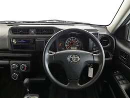 各種操作スイッチなども使いやすく配置されている運転席です。