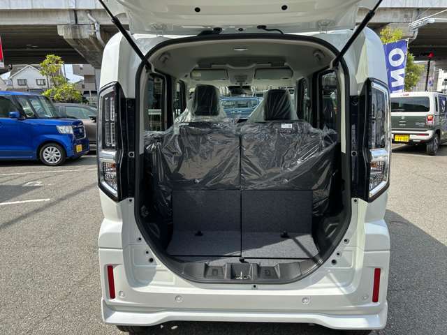 【ラゲッジスペース】リアシートを倒せばフラットになるので、比較的大きなお荷物も積めます！