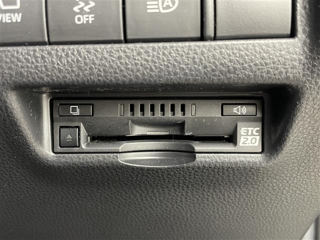 【ETC】有料道路を利用する際に料金所で停止することなく通過できる、ETC車載器（ノンストップ自動料金収受システム機器）が装備されています。セットアップを行うことで利用可能になります。