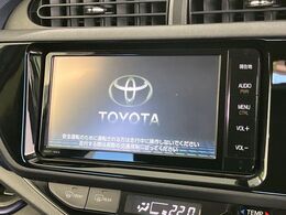 【純正ナビ】人気の純正ナビを装備しております。ナビの使いやすさはもちろん、オーディオ機能も充実！キャンプや旅行はもちろん、通勤や買い物など普段のドライブも楽しくなるはず♪