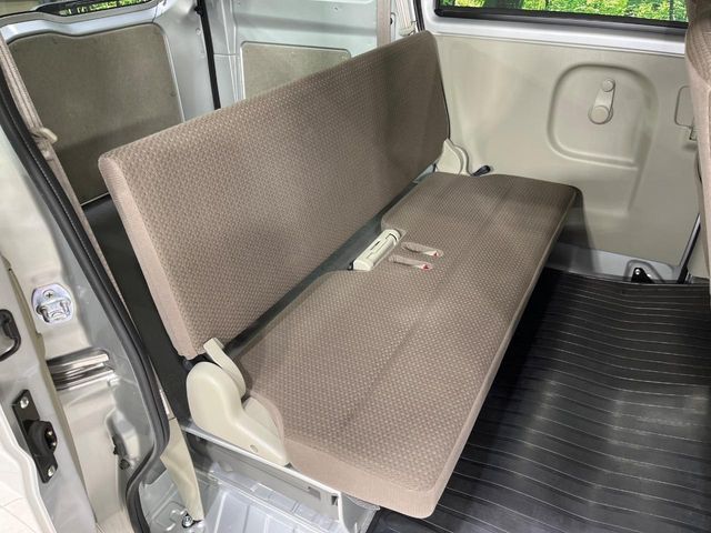 広々とした2列目シートは居住性が高く、居心地も快適！友達や家族とのお出かけにぴったりです。ベビーシートやチャイルドシート使用時も快適にお過ごしいただける十分な空間を確保しています。