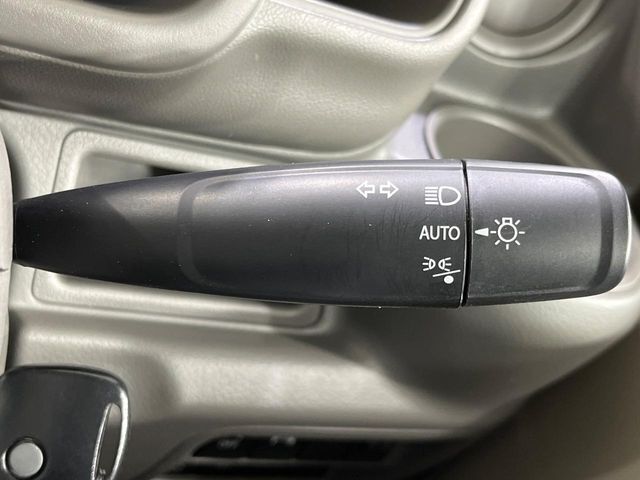 【オートライト】周りの明るさに応じて自動でヘッドライトの点灯・消灯ができる機能です！ライトの付け忘れ・消し忘れなどが無くなり、雨の日や夕方の走行も安心！トンネル通過時も便利ですね♪