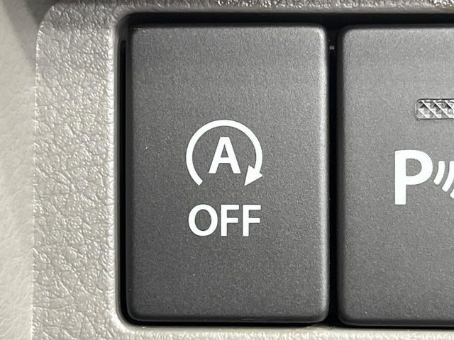 【アイドリングストップ】赤信号や渋滞で停車した際にエンジンを停止し、無駄な燃料の消費を抑えます。燃費向上や環境保護につなげる機能♪エンジンはブレーキを離せば再始動します。