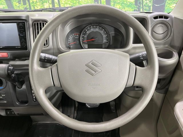 インテリアに合わせたデザインのステアリングは、運転される方のことも考え、運転しやすい形状、大きさです。是非一度、実際に触ってお確かめください。